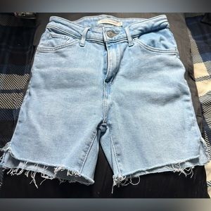 Light wash Levi’s jean shorts